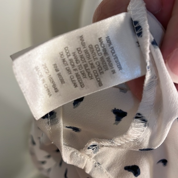 White V-neck blouse with black tiny hearts - Picture 6 of 6